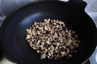 香菇洗净去蒂切成小丁，油热后入锅，煸炒至变软无水份，然后放凉备用。