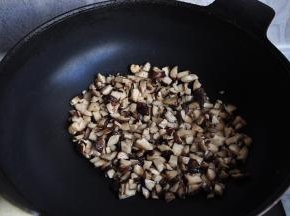 香菇洗净去蒂切成小丁，油热后入锅，煸炒至变软无水份，然后放凉备用。