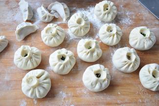 加入馅料，包成自已喜欢的形状，然后放入蒸箱中醒发。有的朋友喜欢多放馅，有的朋友喜欢让包子胖乎乎的，如果想胖，那就少放菜，这样蒸出的包子才圆润。