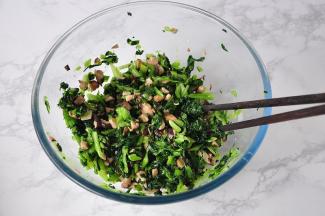 面团发酵后，将油菜也切成小段，加入炒好的香菇，再加入点食用油、盐拌匀。有的朋友说对放多少盐没有把握，没有关系，因为菜都是熟的，您可以尝一下味道。做的次数多了，熟能生巧，自然也就知道大约放多少盐了。