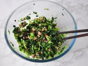 面团发酵后，将油菜也切成小段，加入炒好的香菇，再加入点食用油、盐拌匀。有的朋友说对放多少盐没有把握，没有关系，因为菜都是熟的，您可以尝一下味道。做的次数多了，熟能生巧，自然也就知道大约放多少盐了。