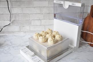 醒发约20分钟，用手轻拈包子，感觉很轻盈就可以了。我用的是网红的臻米电蒸箱，这种蒸箱10 秒钟就可以快速上小汽，一次能蒸上下两层，非常的方便。水箱外置，里面有多少水一目了然，也不用担心会烧干锅。