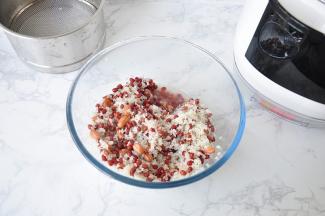 提前将花生和红豆浸泡四个小时左右。我一般都是上班出门前洗好泡好，下班回家就用。一定要泡，否则米饭煮好后，米熟了，而豆子没煮透。大家注意，现在天热，可以放进冰箱浸泡，或者，如果是在家中有时间的，要经常观察，换一下水。