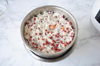 将大米也清洗干净，与泡好的红豆花生进行混合。