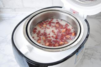 先放入锅的内胆，再放入臻米饭煲自带的甑子和小蒸网，然后将拌好的花生红豆米倒入饭锅内。加入适量的水。水的量不能超过米平面的1CM，这样蒸出的饭才能颗粒分明有嚼劲儿。如果您想让米饭软点，那水就适当略多点。