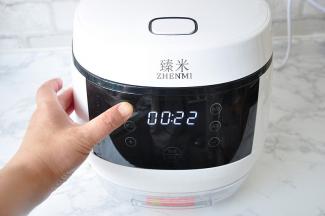 接通电源，按饭煲的蒸饭键 ，程序自动默认的是22分钟，您还可以通过选择钮将时间增长或减少。我就是直接选的程序。