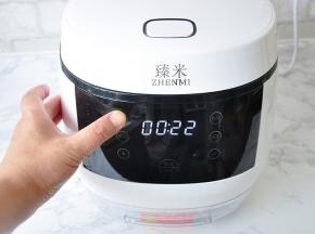 接通电源，按饭煲的蒸饭键 ，程序自动默认的是22分钟，您还可以通过选择钮将时间增长或减少。我就是直接选的程序。