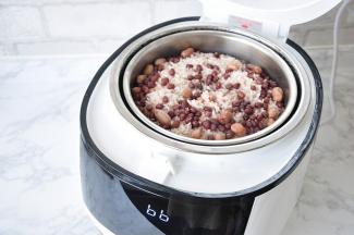 经过22分钟后，米饭蒸好。这时您不要着急打开锅，如果能再焖5分钟，吃起来的饭会更香。