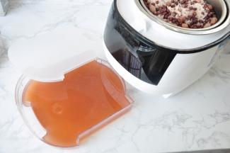 确切的说，这个饭煲是蒸米饭，煲在蒸饭过程中，米饭的淀粉会分离出来，被水份带到底部的米汤盒里，而米饭是在滤网上蒸熟，先煮，后滤，再蒸三个步骤，这样蒸出的米饭更加颗粒分明，喷香可口。大家看下，这米汤是我蒸饭过程中滤出的米汤。这汤您也不要丢掉，可以二次利用，放凉后浇花不错。有网友说还可以做面膜，我还没试过。 接下来，美美的享用吧！