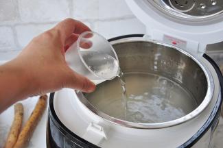 将米放在锅胆中后，加入适量的水。水可以按1：8的比例 ，也就是说，一杯大米，八杯水左右。