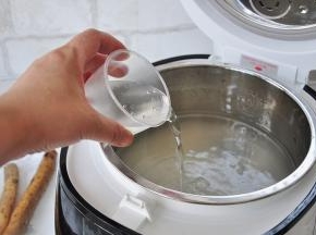 将米放在锅胆中后，加入适量的水。水可以按1：8的比例 ，也就是说，一杯大米，八杯水左右。