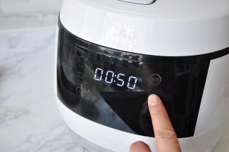 选择粥汤键，程序定时是50分钟。我这个电饭煲是脱糖电饭煲，您也可以利用家中的电饭煲来煮。