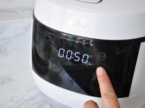 选择粥汤键，程序定时是50分钟。我这个电饭煲是脱糖电饭煲，您也可以利用家中的电饭煲来煮。