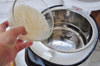 将米淘洗干净。我用的就是普通的大米，市场上还有一种专门煮粥的米，那种米是碎碎的，煮的时间可以缩短。