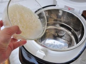 将米淘洗干净。我用的就是普通的大米，市场上还有一种专门煮粥的米，那种米是碎碎的，煮的时间可以缩短。