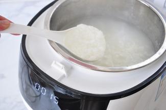 煮35分钟，这时的米已经完全煮开，并且粥的汤汁已经变得粘稠，已经非常的棒了，直接当白粥喝这个程序最好了。