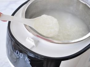 煮35分钟，这时的米已经完全煮开，并且粥的汤汁已经变得粘稠，已经非常的棒了，直接当白粥喝这个程序最好了。