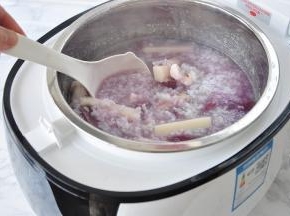 用勺子略微搅一下，因为紫薯和山药都沉在底部，搅动后，紫薯的色泽开始散开，粥就变得美美的了。