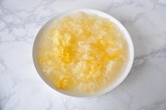 首先将鲜银耳去根，仔细清洗去掉根部和银耳上沾的杂质，并撕成小朵备用。紫薯去皮后切成小块备用。