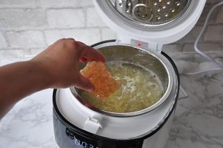 这时可以加入冰糖了。冰糖的量您自已来定。