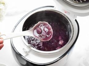 这是50分钟后的状态，紫薯软糯，银耳粘稠，非常的棒。