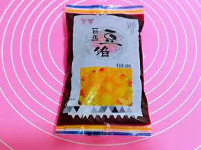 准备桂花豆馅，分成20等份的小圆馅。(馅料可以根据个人喜欢的口味调换。）