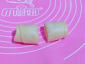 取一个面卷，从中间切开，如图。