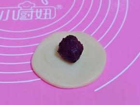 用擀面杖轻轻的擀圆皮，包上桂花豆馅。