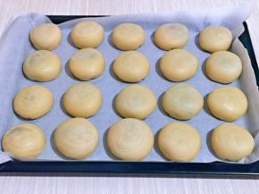 依次包好，放入垫有油纸的烤盘中。