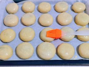 刷上蛋黄液。(只用蛋黄)