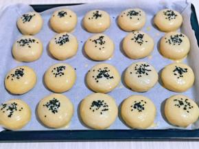 再撒上黑芝麻。(白芝麻也可以)