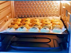 将烤盘入烤箱中层。