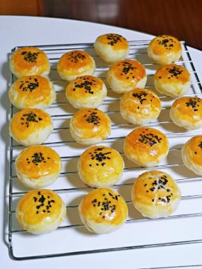 烤好后戴上隔热手套取出烤盘，将椰香桂花豆馅酥摆放在烤网上，晾凉。