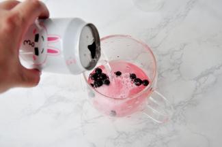 先将少许锐澳饮料倒在放了黑醋栗的杯中。因为这个饮料有汽体，所以不要一次性倒入。我用的是白桃味的，如果不能喝酒的朋友，可以用雪碧、苏打水等代替，这个没有硬性要求。