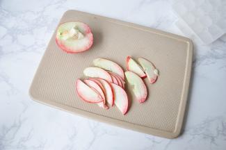 桃子取1/2个切成薄薄的片，尽量切成薄一点。