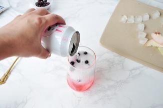 然后再倒入剩余的饮料，这样就成功了。注意这个饮料在倒的过程中会有大量气体，不要太急，以免溢杯。