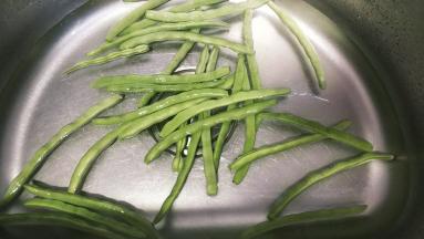 鸡腿肉用咖喱块或咖喱粉腌制1小时；四季豆清洗干净