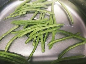 鸡腿肉用咖喱块或咖喱粉腌制1小时；四季豆清洗干净