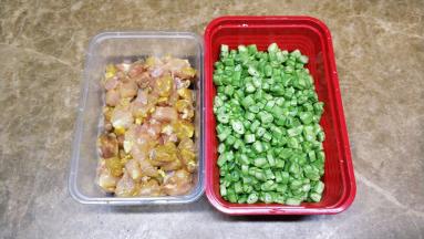 将腌好的鸡腿肉切丁、四季豆切小圈
