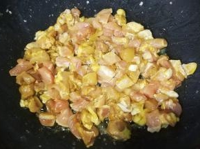 锅里热油倒入咖喱鸡丁