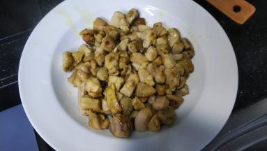 将鸡丁盛出备用