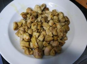 将鸡丁盛出备用