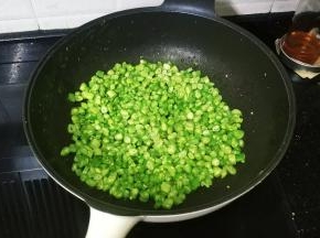 翻炒均匀放入盐糖调味再炒几下后将四季豆平铺锅里1分钟