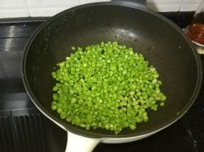 1分钟后继续翻炒均匀，再平铺锅里1分钟