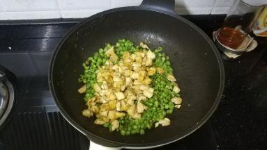 将四季豆翻炒至熟透后倒入鸡丁