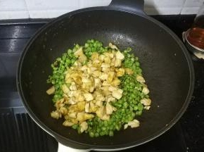 将四季豆翻炒至熟透后倒入鸡丁