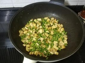 将两者炒均匀融合一齐后上盘