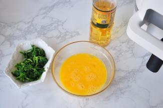 鸡蛋打散加盐备用。