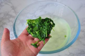 选取芹菜的嫩叶，清洗干净后入沸水略粘，捞出后过凉，再挤净水份备用。