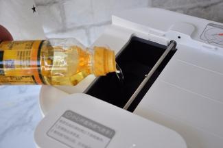 启动智能烹饪机的“开机”键，手机APP显示：热锅中，同时，机器开始工作，热锅。倒入油，机器开始自动热锅。